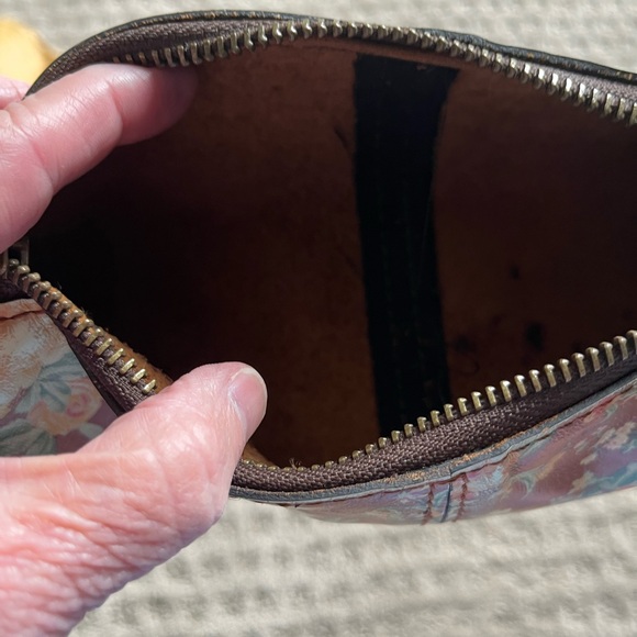 Patricia Nash Floral Leather Barrel Wristlet. - Picture 4 of 4